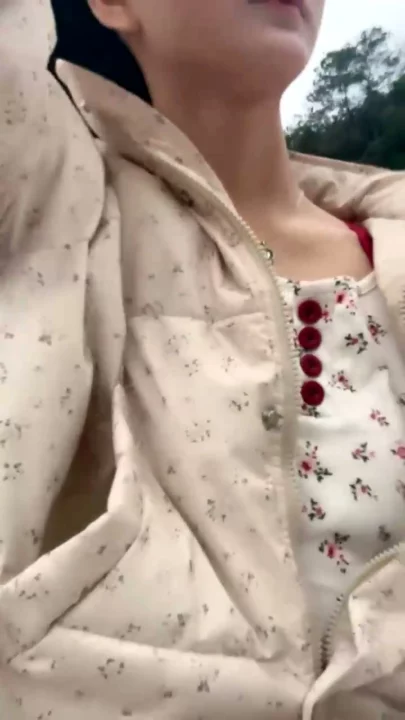 Screenshot 21 aus Chinesische Solo-Masturbation im Garten — Amateur mit Gesicht und Cartoon-Oberteilen
