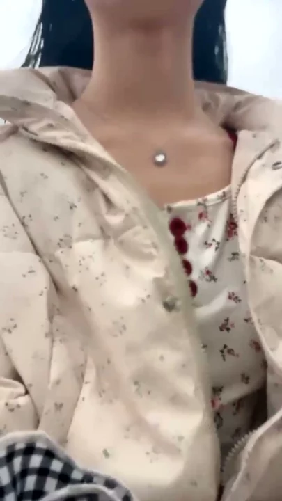 Screenshot 23 aus Chinesische Solo-Masturbation im Garten — Amateur mit Gesicht und Cartoon-Oberteilen