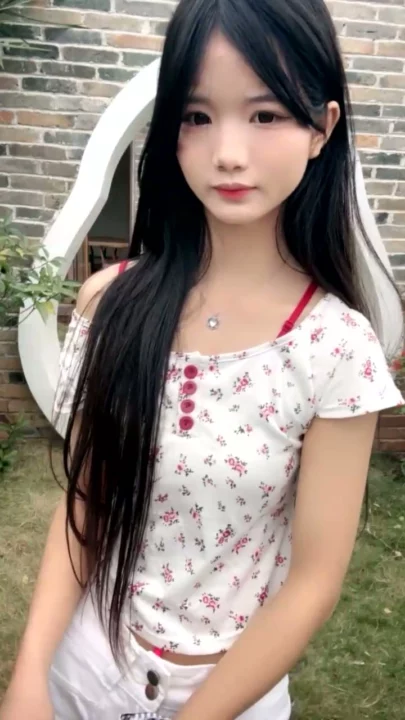 Screenshot 27 aus Chinesische Solo-Masturbation im Garten — Amateur mit Gesicht und Cartoon-Oberteilen