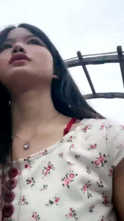 Screenshot 28 aus Chinesische Solo-Masturbation im Garten — Amateur mit Gesicht und Cartoon-Oberteilen
