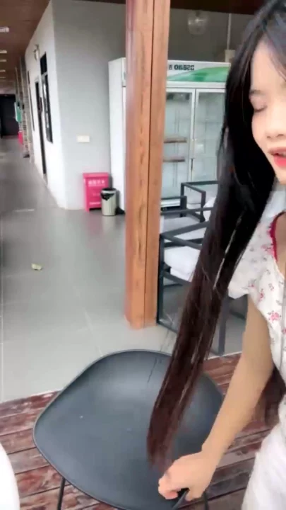 Screenshot 30 aus Chinesische Solo-Masturbation im Garten — Amateur mit Gesicht und Cartoon-Oberteilen