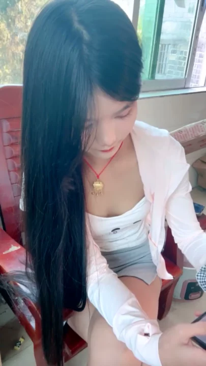 Screenshot 4 aus Chinesische Solo-Masturbation im Garten — Amateur mit Gesicht und Cartoon-Oberteilen
