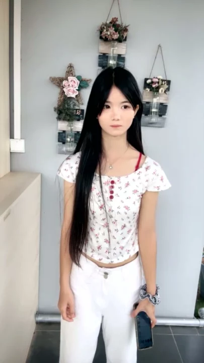 Screenshot 31 aus Chinesische Solo-Masturbation im Garten — Amateur mit Gesicht und Cartoon-Oberteilen