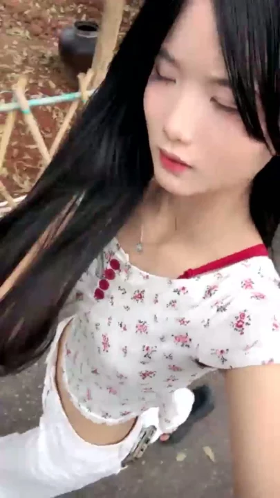 Screenshot 32 aus Chinesische Solo-Masturbation im Garten — Amateur mit Gesicht und Cartoon-Oberteilen