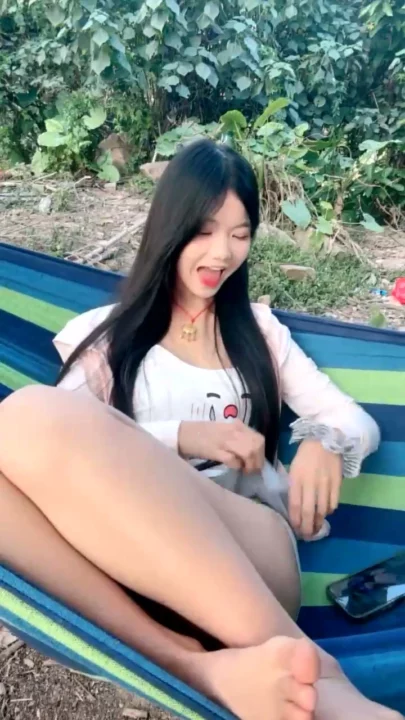 Screenshot 5 aus Chinesische Solo-Masturbation im Garten — Amateur mit Gesicht und Cartoon-Oberteilen