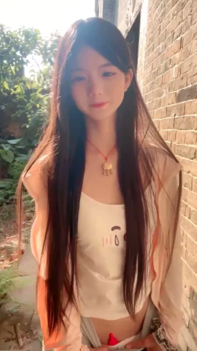 Chinesische Solo-Masturbation im Garten — Amateur mit Gesicht und Cartoon-Oberteilen