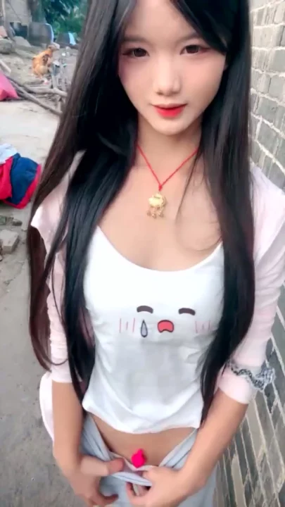 Screenshot 6 aus Chinesische Solo-Masturbation im Garten — Amateur mit Gesicht und Cartoon-Oberteilen