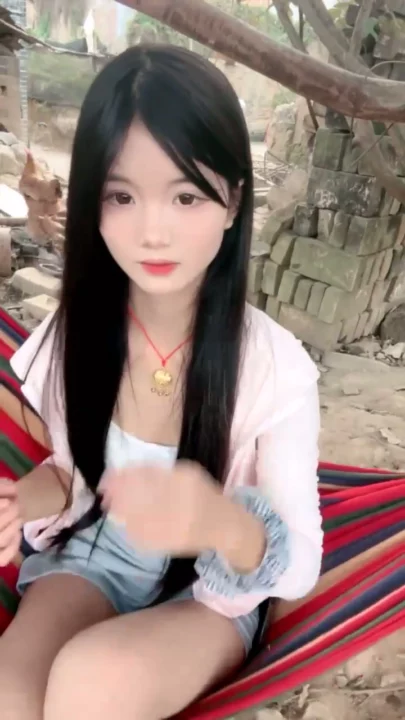 Screenshot 8 aus Chinesische Solo-Masturbation im Garten — Amateur mit Gesicht und Cartoon-Oberteilen