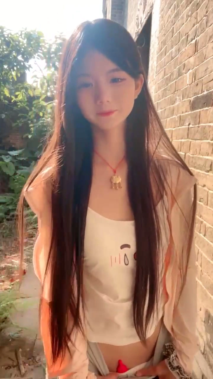 Video abspielen: Chinesische Solo-Masturbation im Garten — Amateur mit Gesicht und Cartoon-Oberteilen