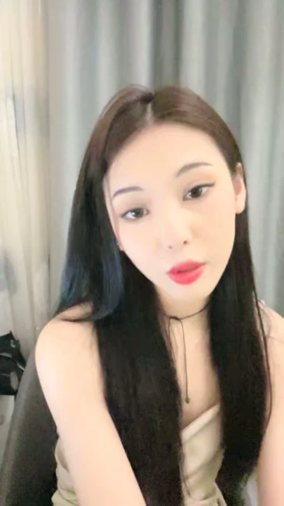 Screenshot 13 aus Chinesisches Solo-Masturbation — Petite Schönheit fingert ihre nasse Muschi in Dessous