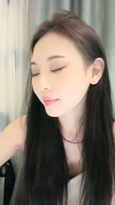 Screenshot 6 aus Chinesisches Solo-Masturbation — Petite Schönheit fingert ihre nasse Muschi in Dessous