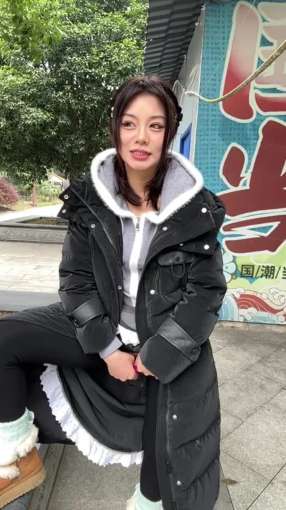 4번 스크린샷, 치노 솔로 딜도 플레이 — 치마 속 야외 자위에서 캡처됨