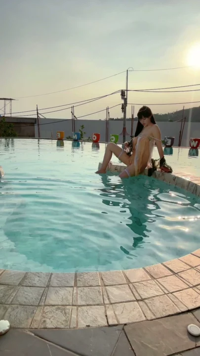 Screenshot 11 from Zhū Kě'ěr Bugil Sendirian di Luar Ruangan — Genit Pakai Lingerie Tipis di Pinggir Kolam Atap