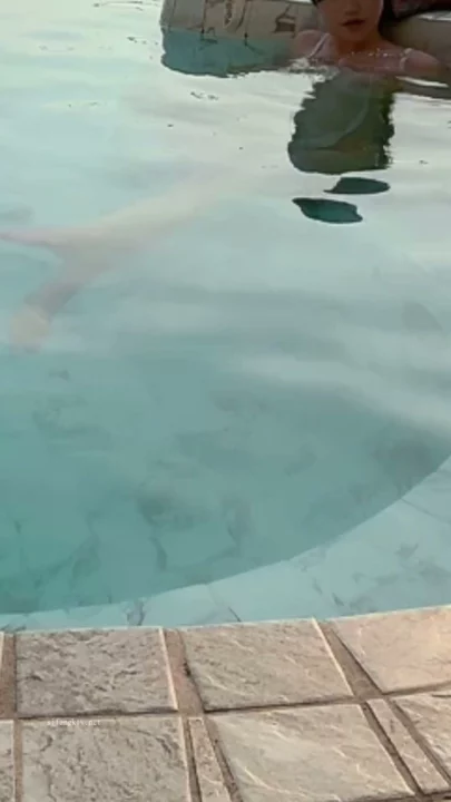 Screenshot 14 from Zhū Kě'ěr Bugil Sendirian di Luar Ruangan — Genit Pakai Lingerie Tipis di Pinggir Kolam Atap