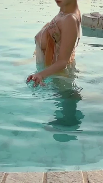 Screenshot 15 from Zhū Kě'ěr Bugil Sendirian di Luar Ruangan — Genit Pakai Lingerie Tipis di Pinggir Kolam Atap