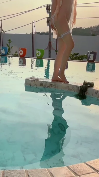 Screenshot 16 from Zhū Kě'ěr Bugil Sendirian di Luar Ruangan — Genit Pakai Lingerie Tipis di Pinggir Kolam Atap
