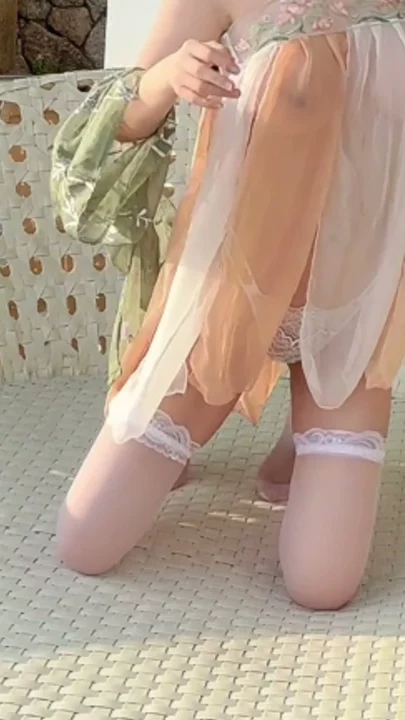 Screenshot 4 from Zhū Kě'ěr Bugil Sendirian di Luar Ruangan — Genit Pakai Lingerie Tipis di Pinggir Kolam Atap