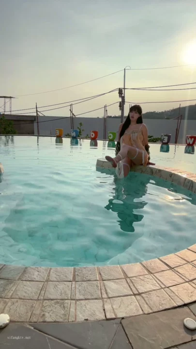 Screenshot 10 from Zhū Kě'ěr Bugil Sendirian di Luar Ruangan — Genit Pakai Lingerie Tipis di Pinggir Kolam Atap