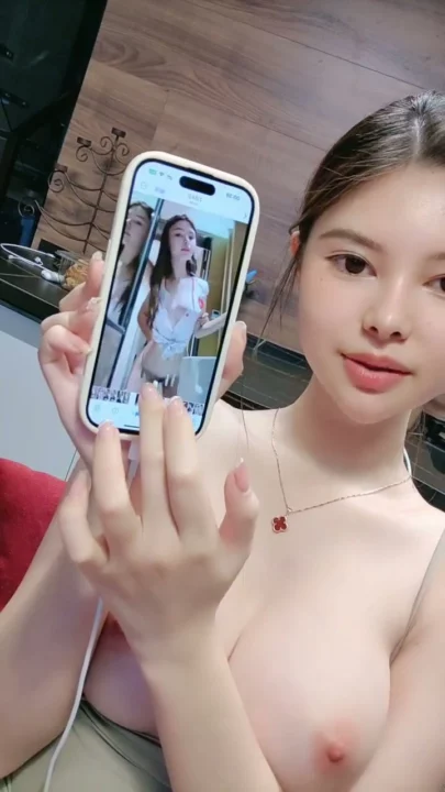 スクリーンショット 5 から Cici Chinese Amateur Solo — Big-Tits Livestream Masturbation with Phone