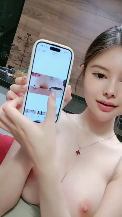 スクリーンショット 8 から Cici Chinese Amateur Solo — Big-Tits Livestream Masturbation with Phone