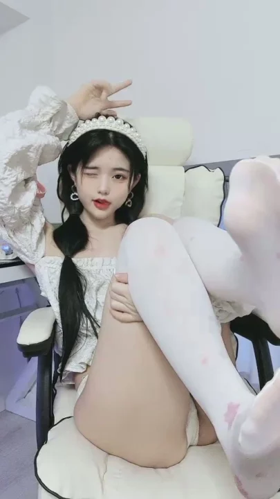 スクリーンショット 2 から Doudou Chinese Solo Livestream — Twin Tails Tease in White Lingerie