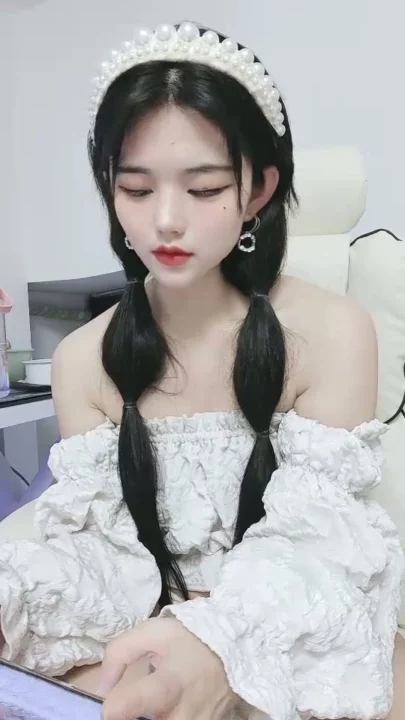 スクリーンショット 3 から Doudou Chinese Solo Livestream — Twin Tails Tease in White Lingerie