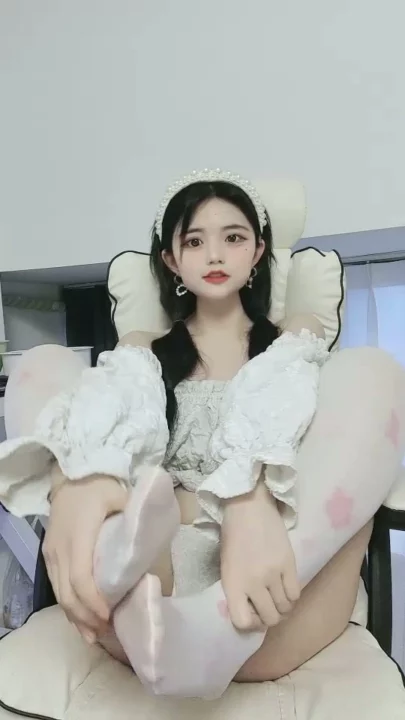 スクリーンショット 4 から Doudou Chinese Solo Livestream — Twin Tails Tease in White Lingerie