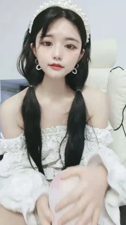 スクリーンショット 6 から Doudou Chinese Solo Livestream — Twin Tails Tease in White Lingerie