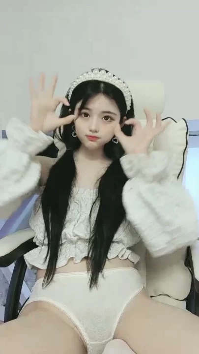 スクリーンショット 7 から Doudou Chinese Solo Livestream — Twin Tails Tease in White Lingerie