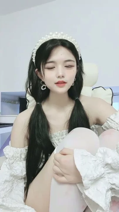 スクリーンショット 8 から Doudou Chinese Solo Livestream — Twin Tails Tease in White Lingerie