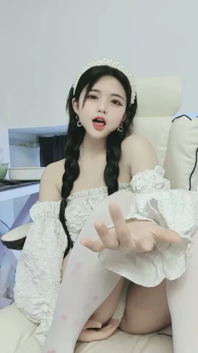 スクリーンショット 10 から Doudou Chinese Solo Livestream — Twin Tails Tease in White Lingerie