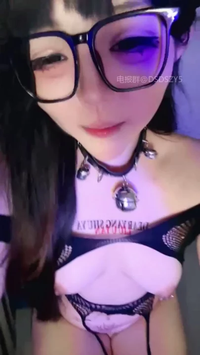 Screenshot 4 from Doudou Japonesa em POV Não Censurado — Pequena Vadia de Calcinha Preta e Óculos