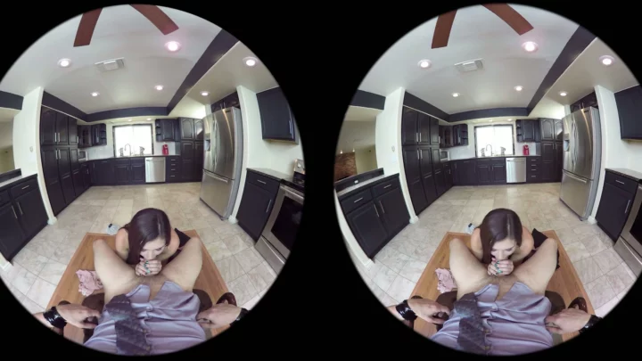 Screenshot 2 from Gái Châu Âu Nghiệp Dư — Một Cô Nảy Nở và Một Cô Mảnh Mai Địt Nhau Không Che Trong Phòng Ngủ VR