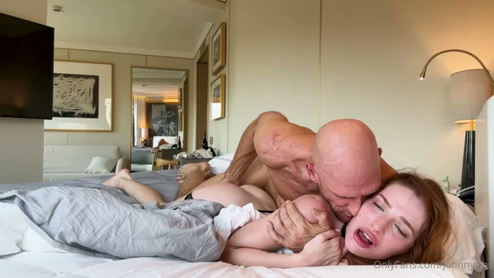 Screenshot 8 aus Europäische Brünette im Outdoor-Interracial-Sex — Glatzköpfiger muskulöser Partner, unzensiertes Hotel-Abenteuer