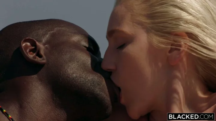 Screenshot 3 from 欧洲棕发美女户外跨种族性爱 — 在热带卧室里看BLACKED.COM的视角