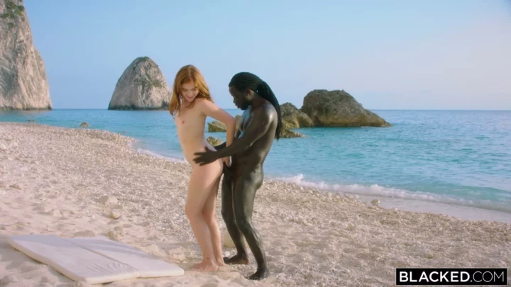 Screenshot 2 aus Europäische Brünette Outdoor Interracial Szene — Doggy Anal und Blowjob am Strand