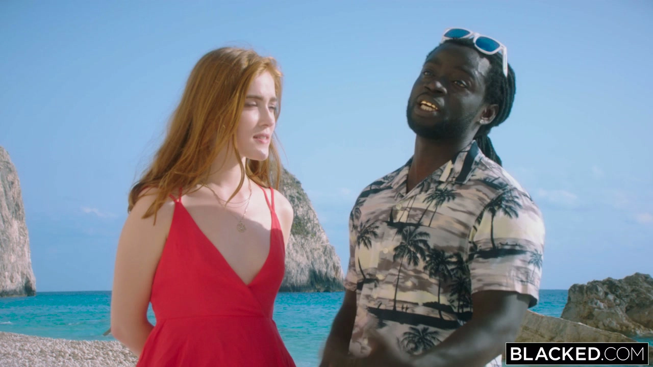 Video abspielen: Europäische Brünette Outdoor Interracial Szene — Doggy Anal und Blowjob am Strand