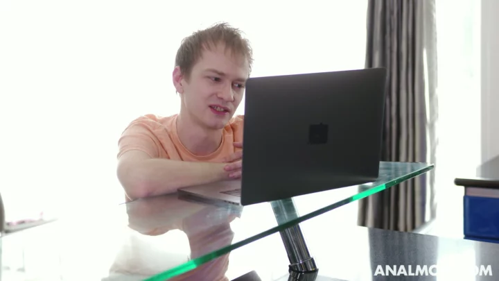 Screenshot 5 aus Euro-MILF POV — Pralle Mama in schwarzen Strümpfen und Spitzenwäsche