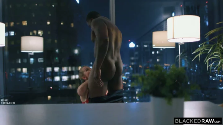 Screenshot 4 from Escena interracial al aire libre con vestido rojo en Los Ángeles