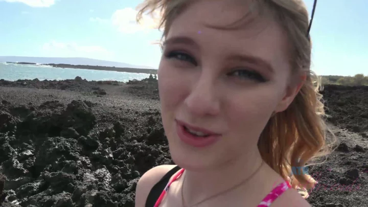 Screenshot 7 aus Europäisches Outdoor-POV ohne Zensur — Blonde Amateurin fingert sich im Auto und Schlafzimmer