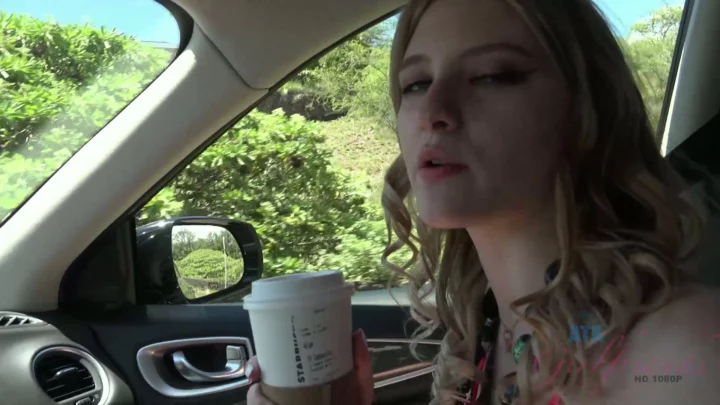 Europäisches Outdoor-POV ohne Zensur — Blonde Amateurin fingert sich im Auto und Schlafzimmer