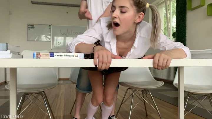 Screenshot 6 from Cewek Sekolah Eropa POV — Blonde Pakai Rok Kotak-kotak Dientot Keras di Kelas
