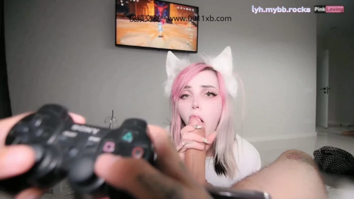 Screenshot 5 aus Kleine Asiatin mit Katzenohren nimmt es anal und bekommt einen Creampie