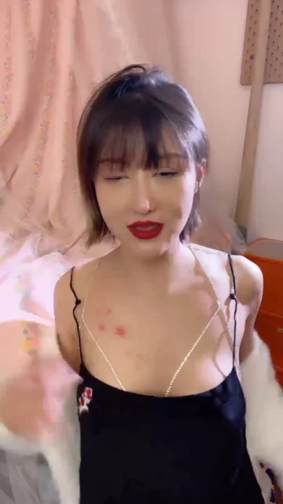 截图 2 来自 FC2 素人 POV 内射 —— 新新的光溜溜小穴和自慰器自慰