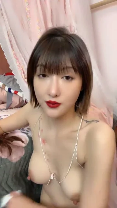 截图 1 来自 FC2 素人 POV 内射 —— 新新的光溜溜小穴和自慰器自慰