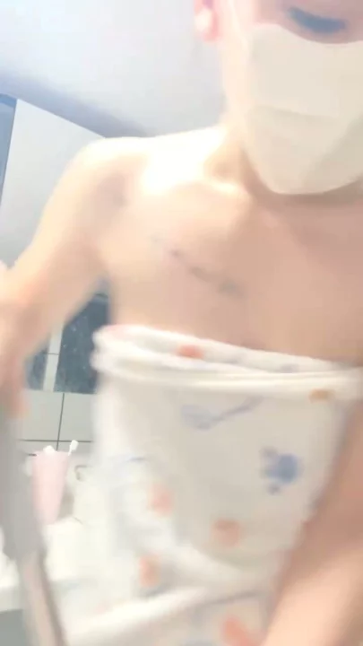 Screenshot 13 aus Kleine Asiatin masturbiert in schwarzer Spitzenwäsche mit Vibrator