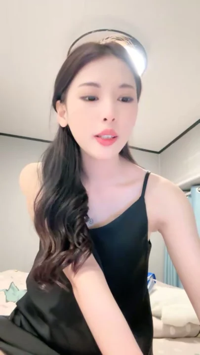 Screenshot 6 aus Kleine Asiatin masturbiert in schwarzer Spitzenwäsche mit Vibrator