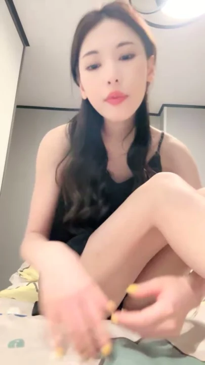 Screenshot 7 aus Kleine Asiatin masturbiert in schwarzer Spitzenwäsche mit Vibrator
