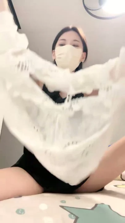 Screenshot 9 aus Kleine Asiatin masturbiert in schwarzer Spitzenwäsche mit Vibrator