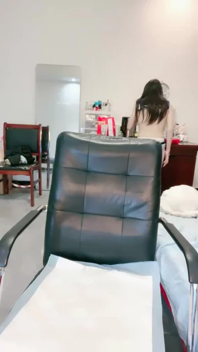 Screenshot 17 aus FC2-PPV-2224445 - Kleine Asiatin squirtet mit Dildo POV im Bad und Bett